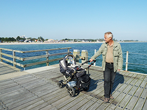 mit Enkelkind auf der Seebrücke
