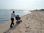 Mit dem Kinderwagen am Strand